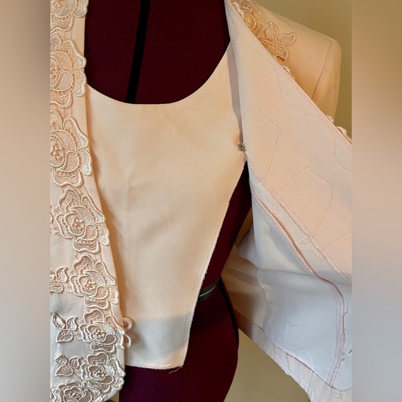 R & M Richards by Karen Kwong Light Pink Blazer. Size 10 - Picture 4 of 8